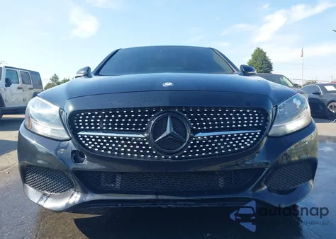 2015 Mercedes-Benz C 300 4Matic z USA, uszkodzony, nr VIN 55SWF4KB3FU009587